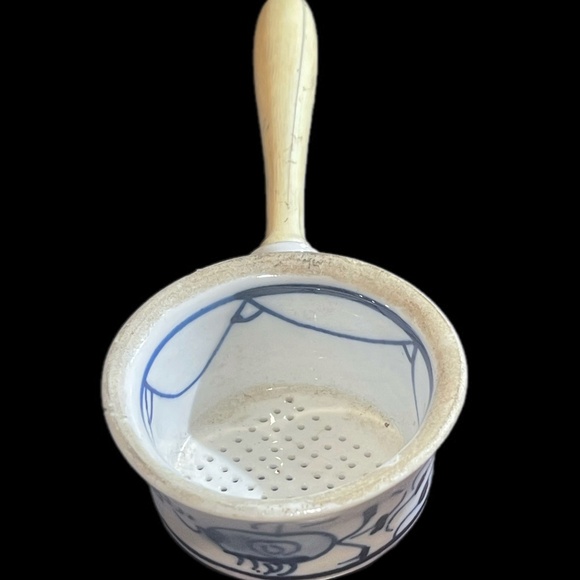 Antique Blue & White Meissen Blue Onion Porcelain Tea Strainer Sifter Wood Handl